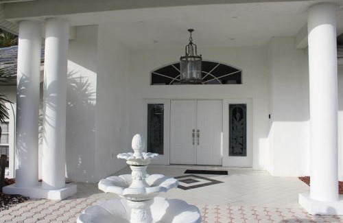 Caloosahatchee Villa | Villa The White House