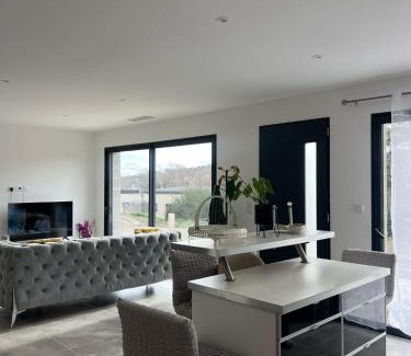 Manosque House | Villa tout confort en Provence avec Piscine, ainsi qu'un parking privé
