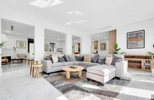 Northeast Coconut Grove House | Villa Tropicale Stunning 4 Bedroom 4 Bath Home with Pool and BBQ