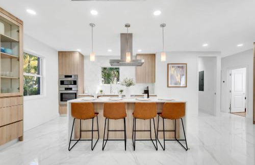 Northeast Coconut Grove House | Villa Tropicale Stunning 4 Bedroom 4 Bath Home with Pool and BBQ