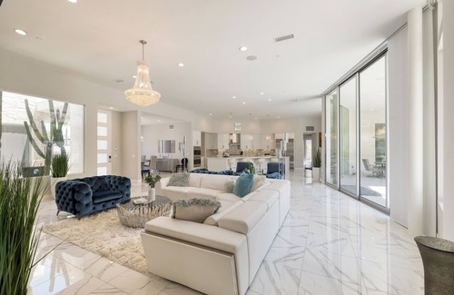 Historic Tennis Club House | Villa Valentina by AvantStay | Pool, Hot Tub, Views | Luxury Design