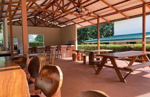 Chomes Villa | Villa Verde Un Lugar Perfecto Para Relajarse Cerca de Playas, Cataratas