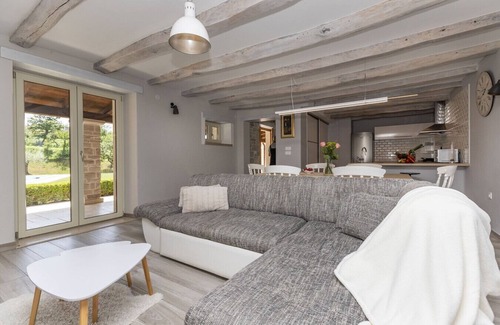 Beram Villa | Villa Viscum in Central Istria for 8 persons with large garden - pet friendly