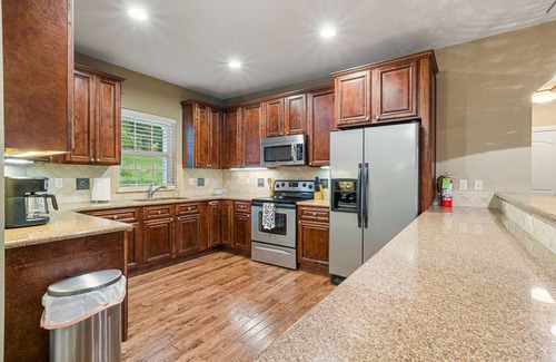 Branson Villa | Villa w/30ft PrivateDeck, All Ensuite Bathrooms, Communal Pool, Golf, GameArea