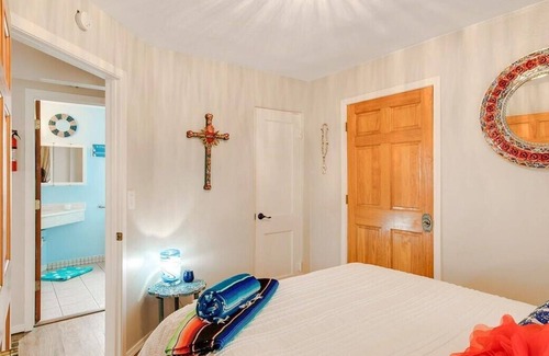 Barelas House | Villa w Fast Wi-Fi Minutes to Downtown Albuquerque
