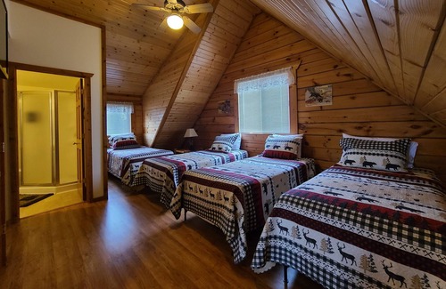 Warrens Villa | Villa walking distance to 3 Bears Lodge Waterpark and Jellystone Park
