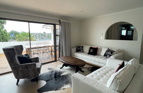 Browns Bay House | Villa Wisteria - Private home with stunning pool, 3 minutes to public transport!