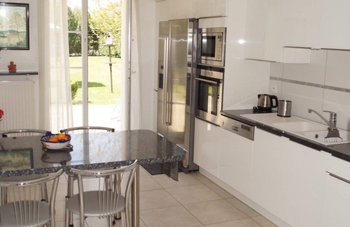 Bailly-Romainvilliers Villa | Villa with 1100 square garden, Peaceful Location
