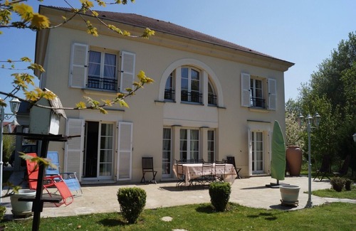 Bailly-Romainvilliers Villa | Villa with 1100 square garden, Peaceful Location