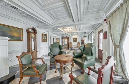South Central Houston Villa | Villa with 8 bedrooms and heated swimming pool