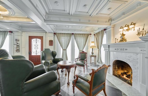South Central Houston Villa | Villa with 8 bedrooms and heated swimming pool