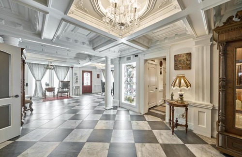 South Central Houston Villa | Villa with 8 bedrooms and heated swimming pool