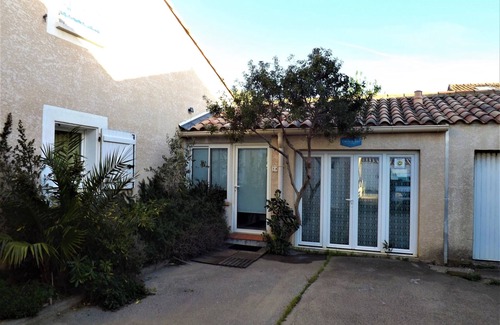 Gruissan Villa | Villa with covered terrace and garden.