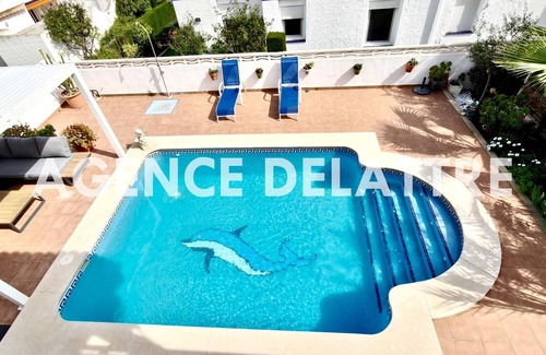 Peniscola Ski Chalet | Villa with private pool, barbecue, summer lounge with pergola, 6 bedrooms, air conditioning.
