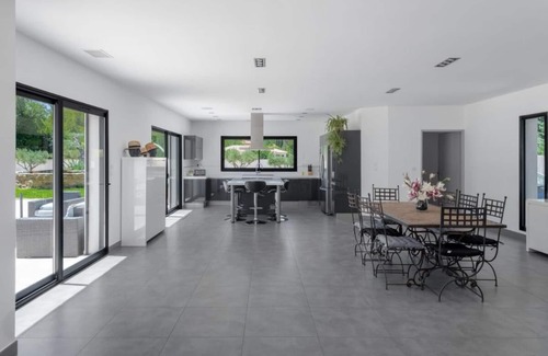 Cuges-les-Pins Villa | Villa with heated pool spa gym and cinema - by feelluxuryholidays