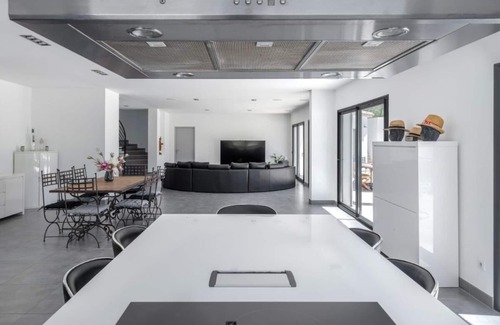 Cuges-les-Pins Villa | Villa with heated pool spa gym and cinema - by feelluxuryholidays