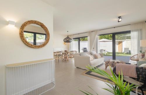 Urbanizacion Costabella Villa | Villa with minimalist decor, pool and BBQ, two minutes' walk from Costabella beach