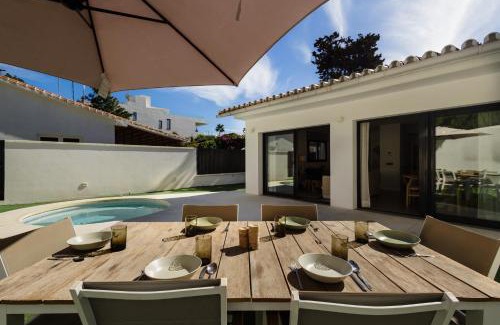 Urbanizacion Costabella Villa | Villa with minimalist decor, pool and BBQ, two minutes' walk from Costabella beach