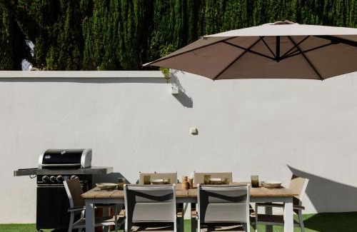 Urbanizacion Costabella Villa | Villa with minimalist decor, pool and BBQ, two minutes' walk from Costabella beach