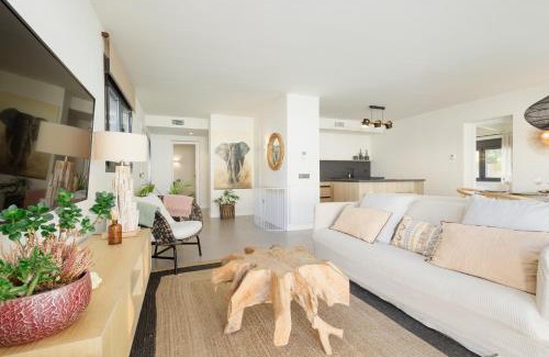 Urbanizacion Costabella Villa | Villa with minimalist decor, pool and BBQ, two minutes' walk from Costabella beach