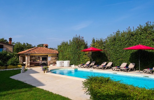 Gulici Villa | Villa with pool, up to 12 people,6 bedrooms, close to the beach, garden, parking