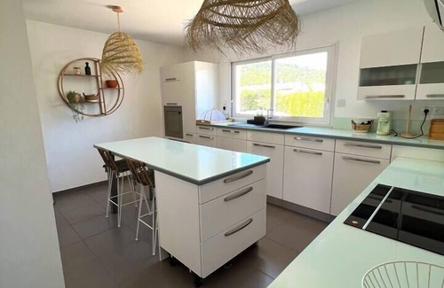 La Crau Villa | Villa with swimming pool for 12 people near hyères.