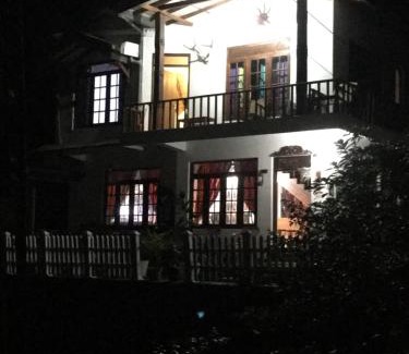 Gomagoda House | Villa25 Homestay free pick up from the centre