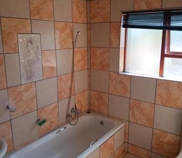 Emalahleni House | Villaanne Boutique Guesthouse