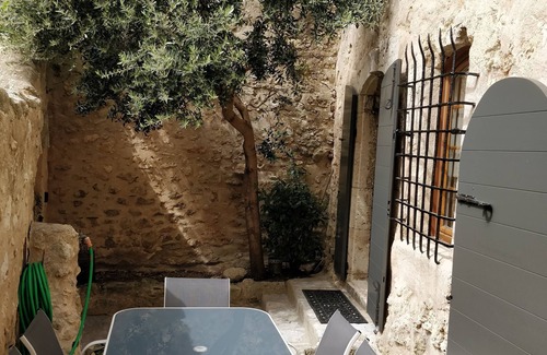 Saint-Mitre-les-Remparts House | Village house in stone