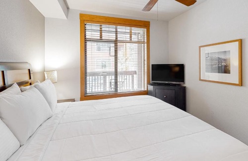 Mammoth Lakes Hotel | Village 2206