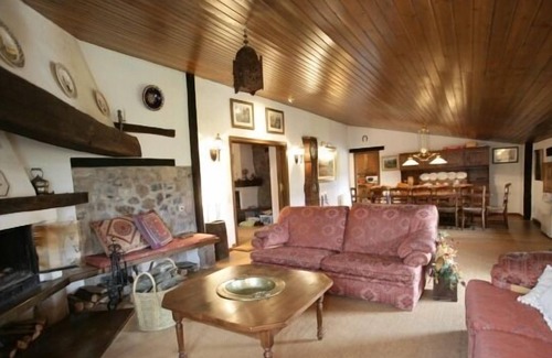Santa Pau Cottage | Village apartment for 12-14 people, in the historic-medieval center