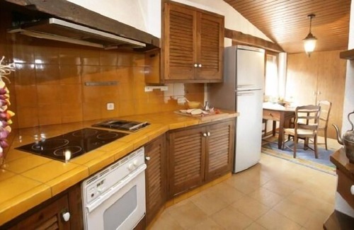 Santa Pau Cottage | Village apartment for 12-14 people, in the historic-medieval center