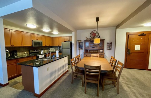 Mammoth Lakes Resort | Village Center Stage Premium 3Bedroom - 3Bath Suite - Overlooking Gondola Square