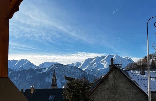 Huez-en-Oisans Ski Chalet | Village chalet with sauna 200 m from the slopes in the heart of Huez