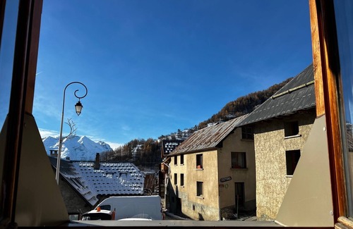 Huez-en-Oisans Ski Chalet | Village chalet with sauna 200 m from the slopes in the heart of Huez