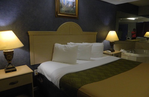 Smithville House | Village Inn and Suites
