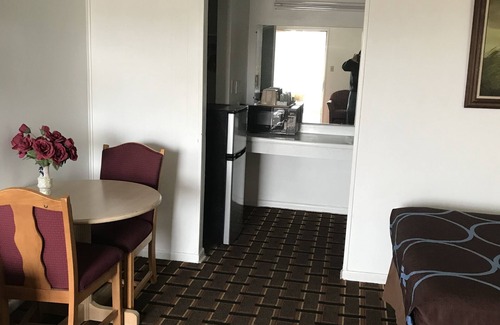 Salina Hotel | Village Inn