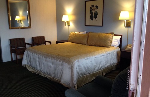 Salina Hotel | Village Inn