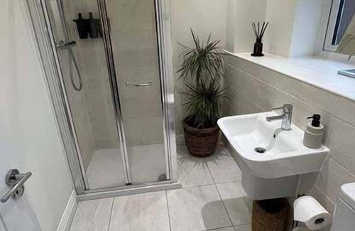 Belbroughton House | Village Retreat with Hot Tub