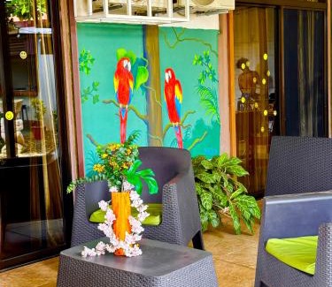 Uvita House | Villas Ela en Bahía Ballena,Uvita Hermosas habitaciones privadas grandes, piscina, cocina, jacuzzi, aire acondicionado, tv y baño privado