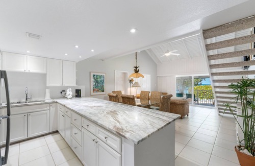 Seven Mile Beach Apartment | Villas of the Galleon