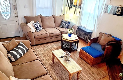 Oberlin House | Vin's Place (Downtown Oberlin College)