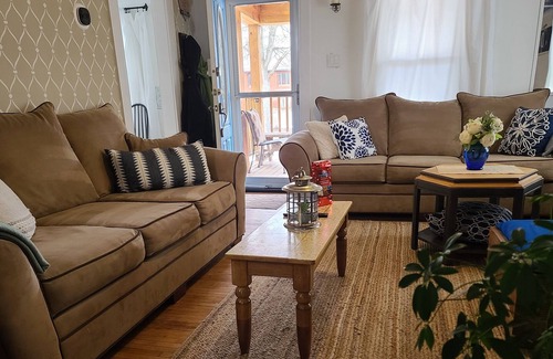Oberlin House | Vin's Place (Downtown Oberlin College)