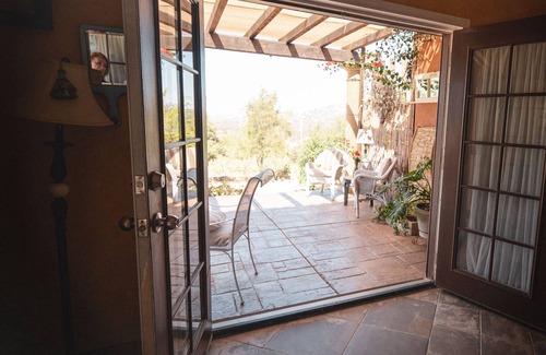 San Antonio de las Minas Ski Chalet | Viña Calabria Colibri Deluxe Queen Suite with Balcony