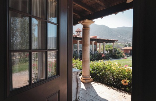 San Antonio de las Minas Ski Chalet | Viña Calabria Colibri Deluxe Queen Suite with Balcony