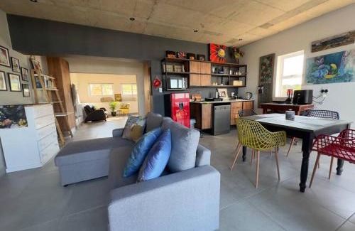 Pinnacle Point Apartment | Vincent - Artistic Luxury Suite