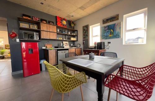 Pinnacle Point Apartment | Vincent - Artistic Luxury Suite
