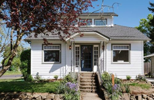 Newberg House | Vine and View Bungalow