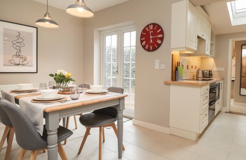 Tenterden Cottage | VINE COTTAGE, with a garden in Tenterden