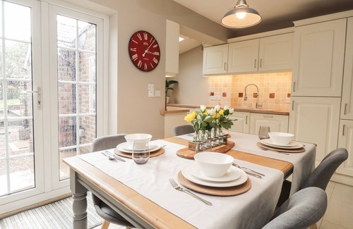Tenterden Cottage | VINE COTTAGE, with a garden in Tenterden